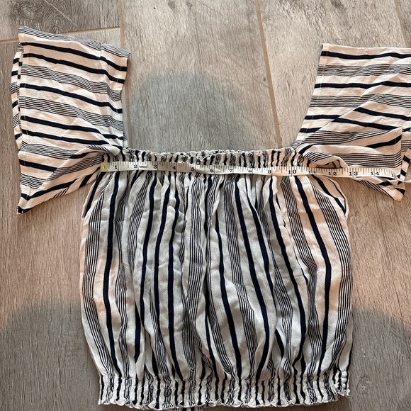 Lost in Paradise - 2 piece set - off shoulder top and flow shorts - Picture 7 of 8